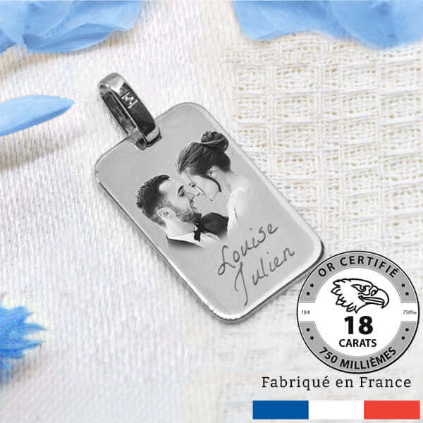 Médaille grave en or 18 carats gris pour un idée cadeau de prestige