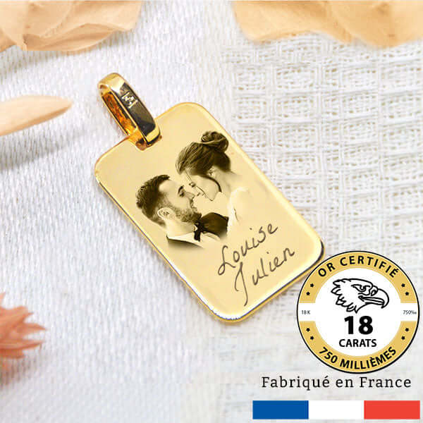 Gravure photo sur une médaille en or 18 carats en idée cadeau
