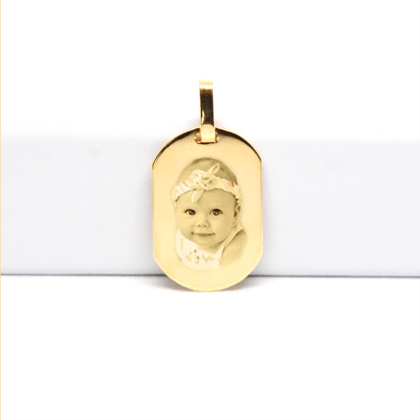 Tonneau plaqué or personnalisable avec gravure photo d'un bébé souriant, bijou élégant et souvenir familial unique.