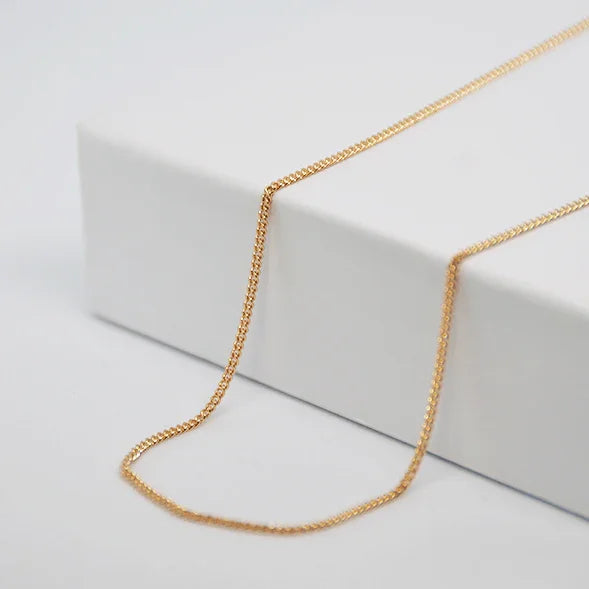 Delicada cadena de oro para colgante de corazón personalizado GrabadoFoto sobre fondo blanco