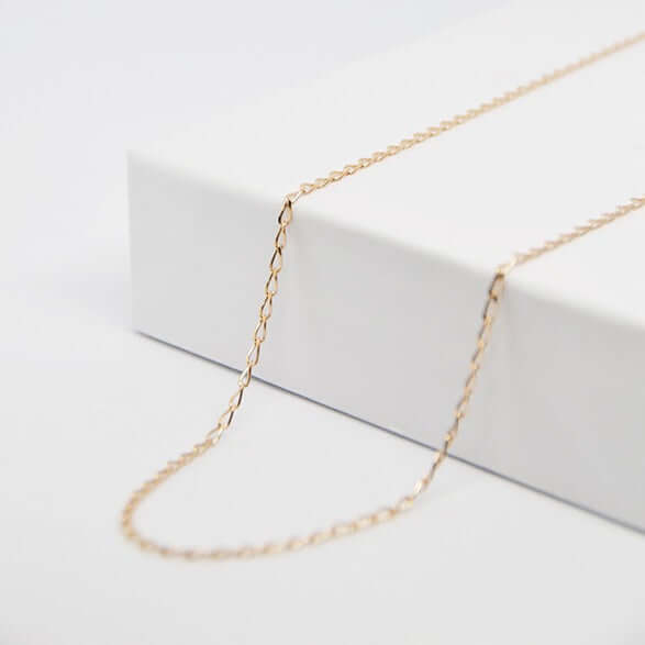 une moyenne chaine plaqué or maille cheval pour offrir un bijou