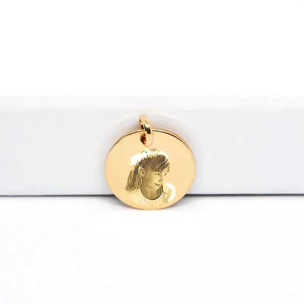 Personalized heart pendant in gold GravurePhoto with portrait engraving, unique golden jewelry.