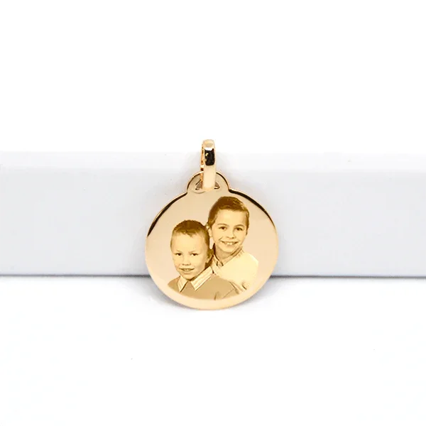 Pendentif rond plaqué or gravé avec la photo de deux enfants
