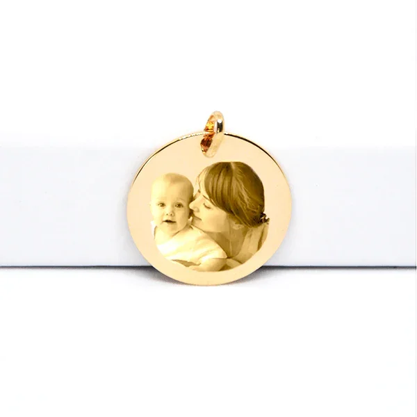 Personalisierter Herzanhänger in Gold. Fotogravur mit eingraviertem Foto einer Frau und eines Babys