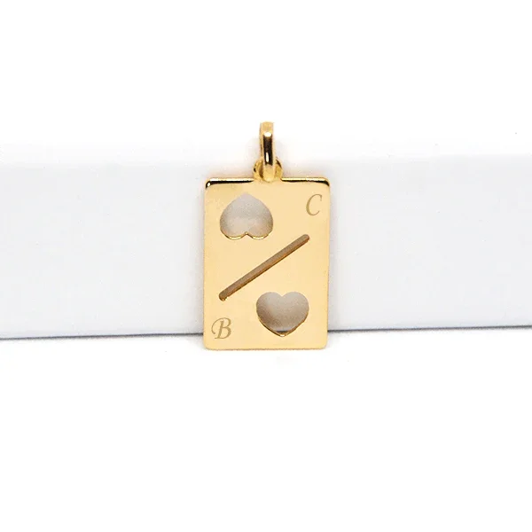 Colgante corazón personalizado en oro GrabadoFoto, rectángulo con dos corazones recortados, iniciales B y C.