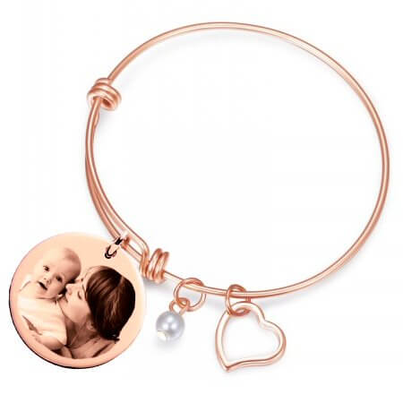 Bracelet jonc avec son médaillon rond doré rose gravé avec une photo
