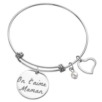Bracelet jonc argenté avec médaillon rond gravé personnalisé et charms cœur creux.