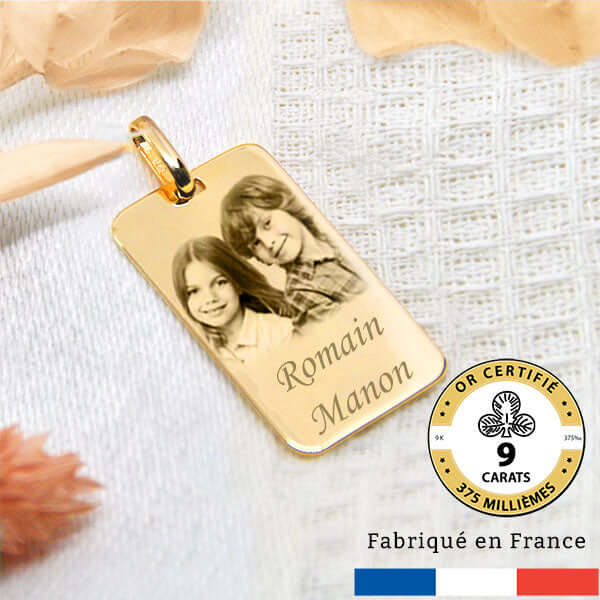 Bijou médaille rectangle or 9 carats gravé et personnalisé avec une photo