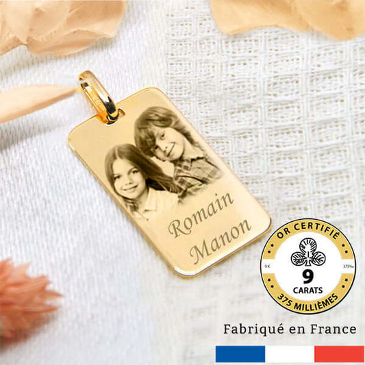 Bijou médaille rectangle or 9 carats gravé et personnalisé avec une photo