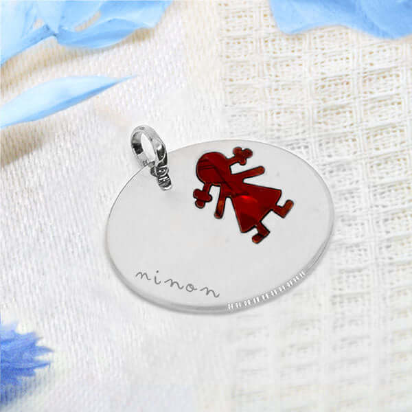 médaillon rond en argent gravé avec dessin enfant rouge et texte personnalisé