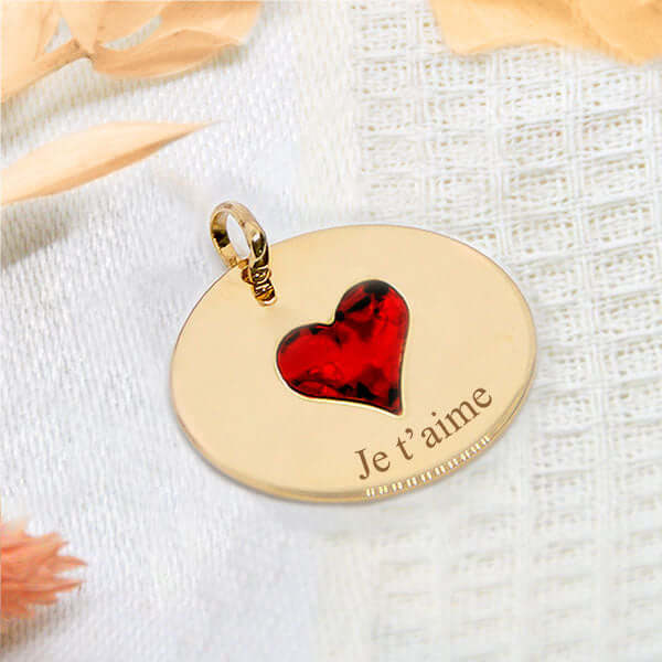 Médaillon rond plaqué or avec cœur rouge gravé "Je t'aime" diamètre 2,5 cm, livré en pochette cadeau