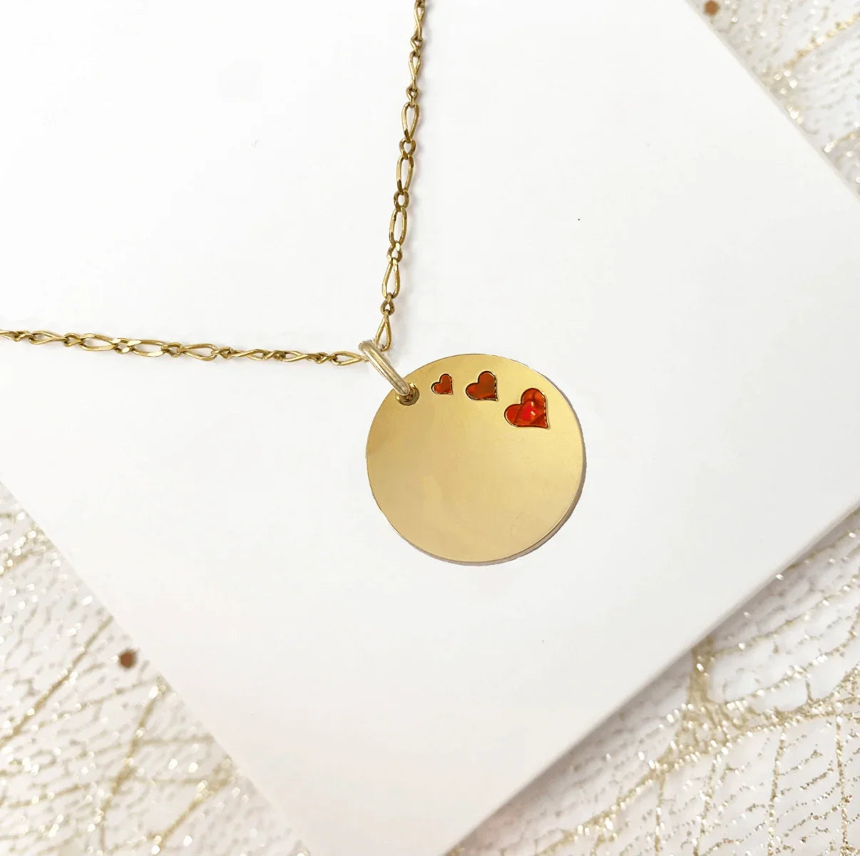 Pendentif cœur personnalisé en or GravurePhoto avec trois cœurs rouges gravés