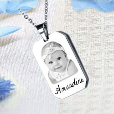 Gravure d'une photo sur une plaque rectangle argenté et sa chaine de 50 cm.