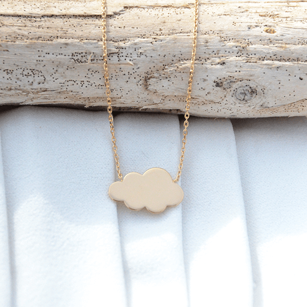 Nuage gravé en acier plaqué or personnalisé, un bijou délicat et unique