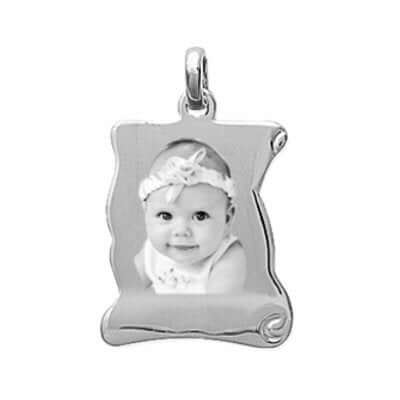 Petit pendentif parchemin en argent gravé avec une photo