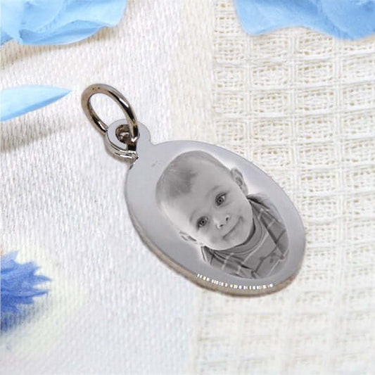 Pendentif ovale en acier inoxydable. gravé avec une photo.
