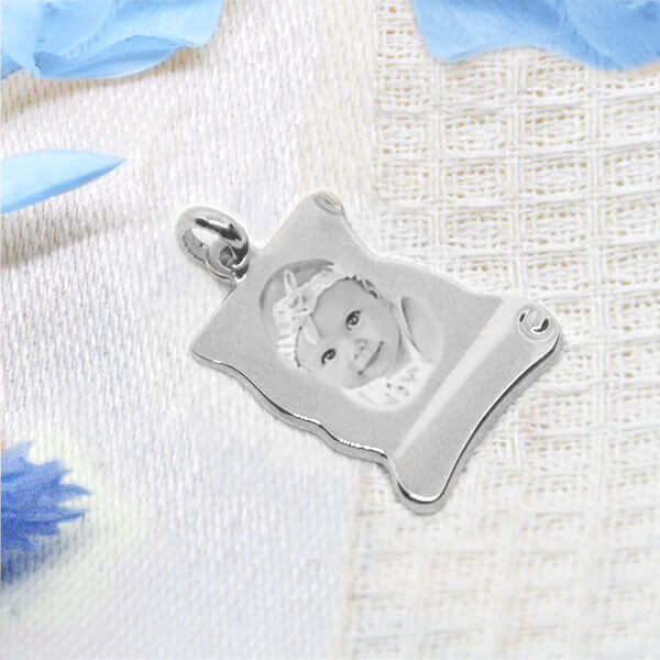 Petit pendentif parchemin en argent gravé avec photo personnalisée d'enfant, dimensions 2x1,5 cm, idée cadeau famille.