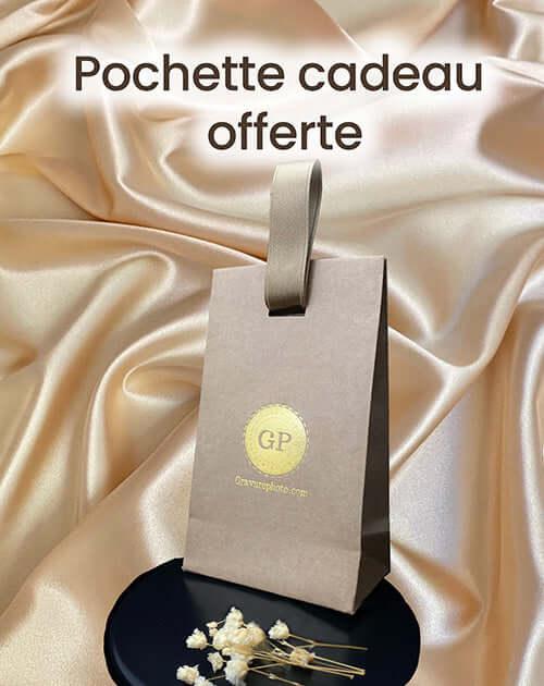 Pochette cadeau GravurePhoto offerte, emballage élégant sur tissu satiné pour pendentif cœur personnalisé en or.
