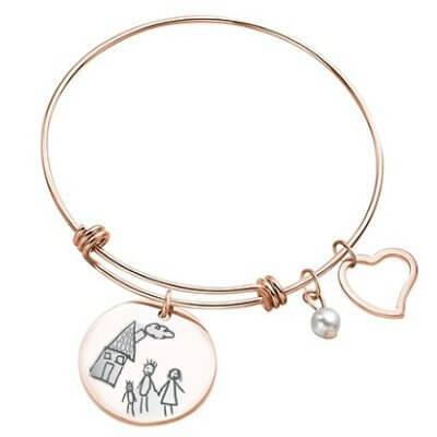 Bracelet avec sa plaque ronde dorée rosée gravée avec un dessin d'enfant