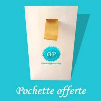 Pochette cadeau blanche GravurePhoto avec ruban or, offre pendentif cœur personnalisé.