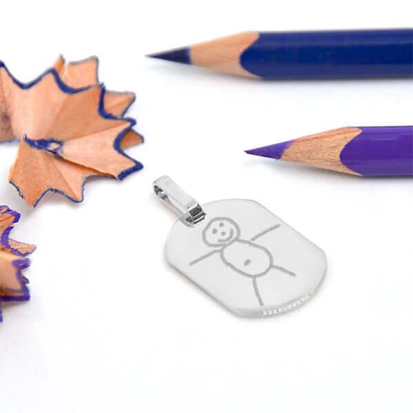 Colgante de Fotograbado personalizado con dibujo infantil, entre lapices morados afilados.