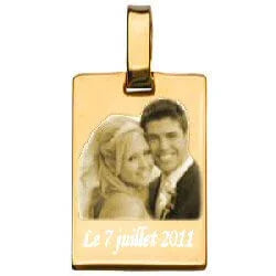 Colgante de oro rectangular con foto grabada personalizada con foto de pareja y fecha grabada.