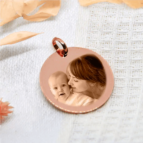 Pendentif rond en or rose personnalisé avec une gravure élégante, un bijou distinctif