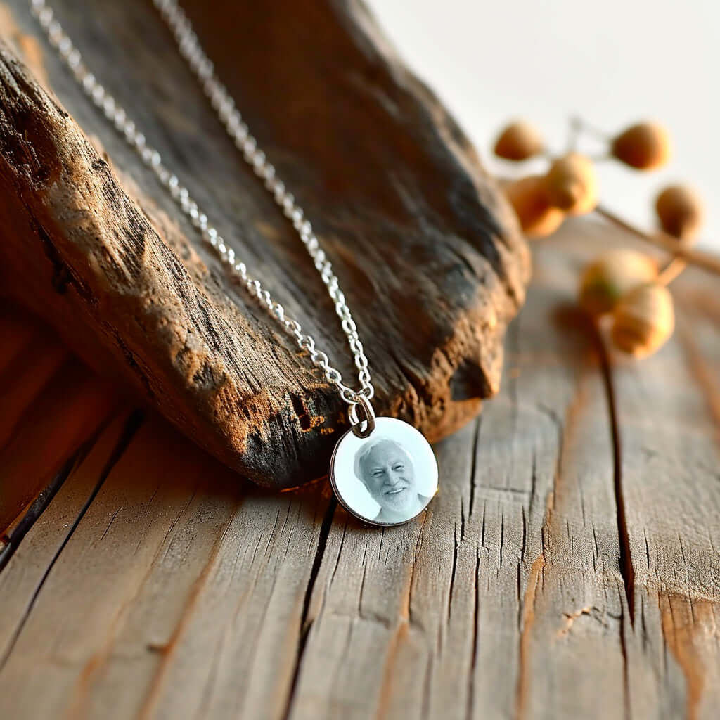 Rond en argent gravé avec une photo unique