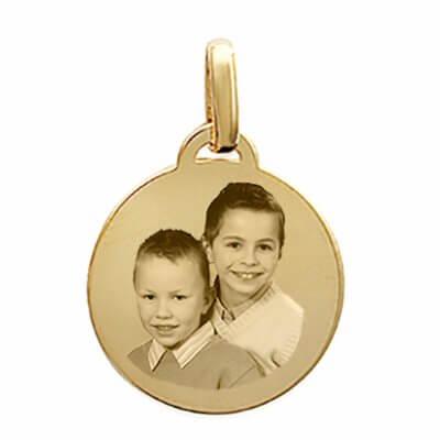 Pendentif rond plaqué or gravé, photo de deux enfants souriants