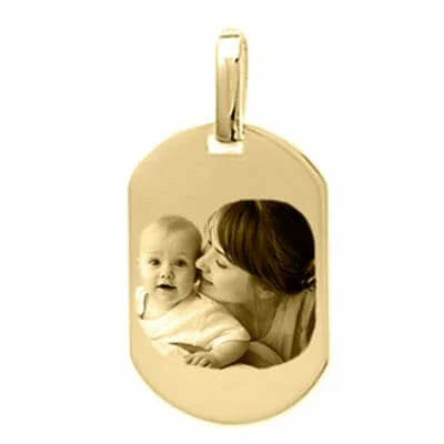 Médaille tonneau or 18 carats GravurePhoto avec photo gravée d'une mère et son bébé