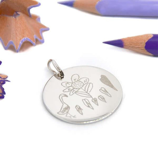 Grand pendentif rond en argent gravé avec le dessin d'un enfant