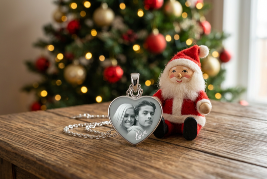 Médaillon cœur en argent gravé avec une photo près d'un sapin de Noël, idée cadeau personnalisé