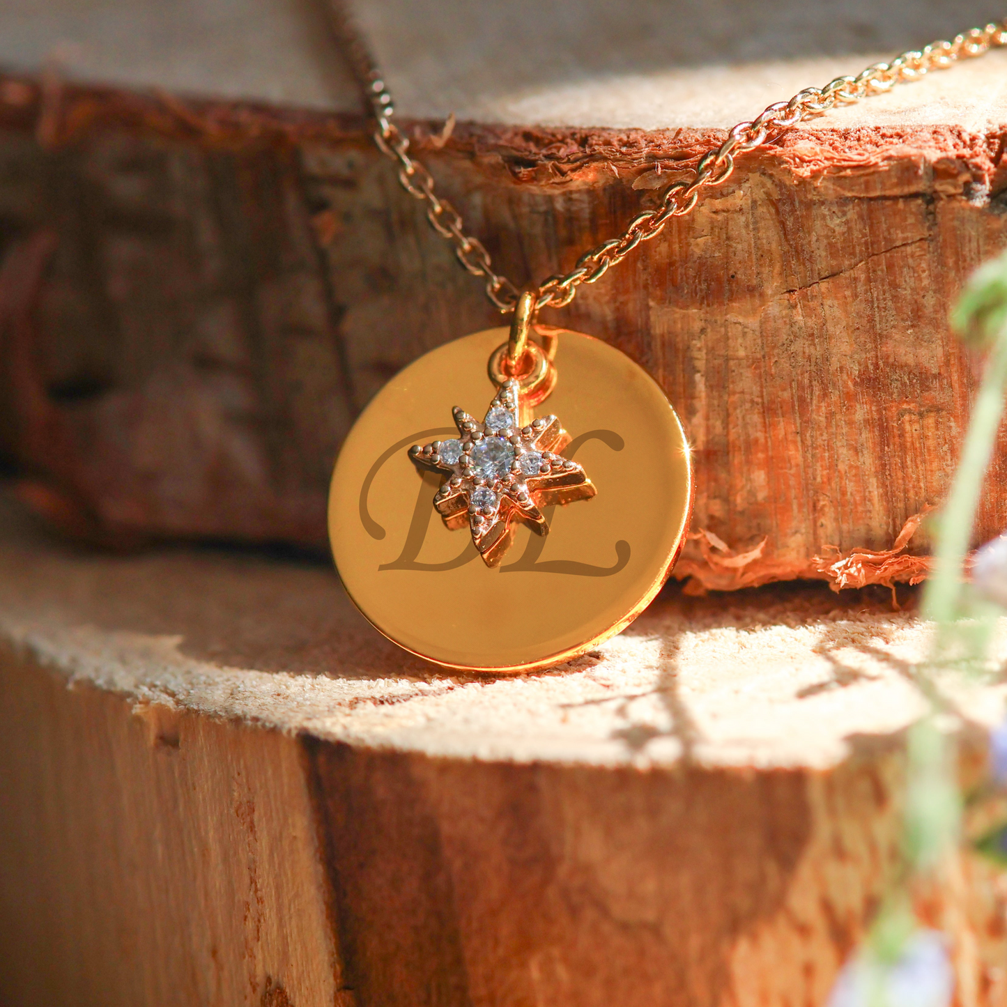 Necklace with its gold-plated crystal star engraved with a photo