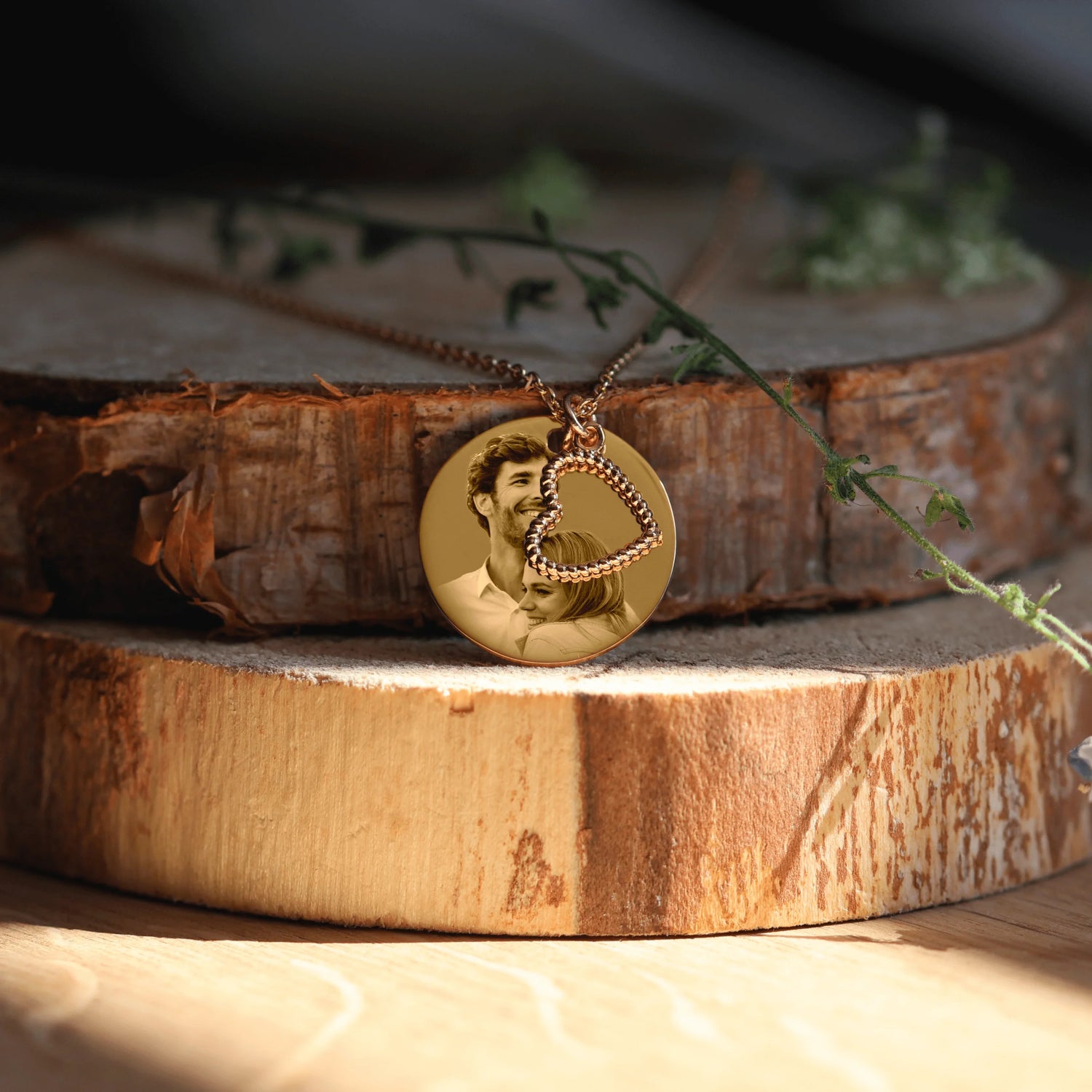 Collier plaqué or avec pendentif gravé et chaîne, parfait pour personnalisation d'un bijou.