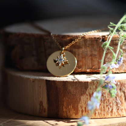 Necklace with its gold-plated crystal star engraved with a pattern