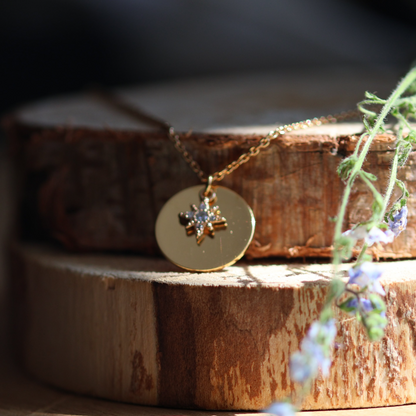 Necklace with its gold-plated crystal star engraved with a photo