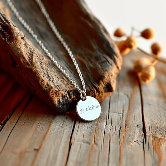 Moyen médaillon rond en acier argenté gravé 'Je t'aime' sur chaîne, pendentif personnalisé.