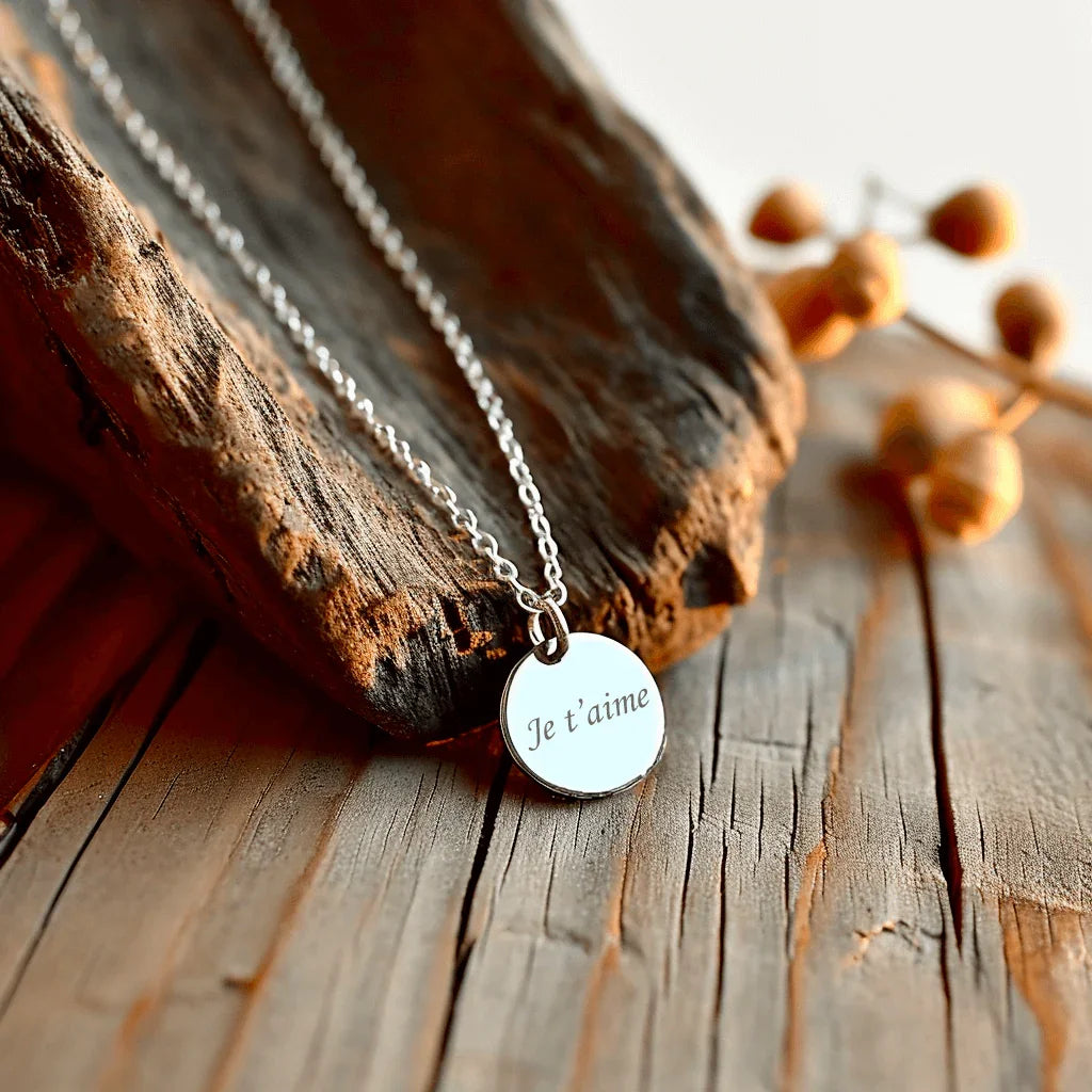 Moyen médaillon rond en acier argenté gravé 'Je t'aime' sur chaîne, pendentif personnalisé.
