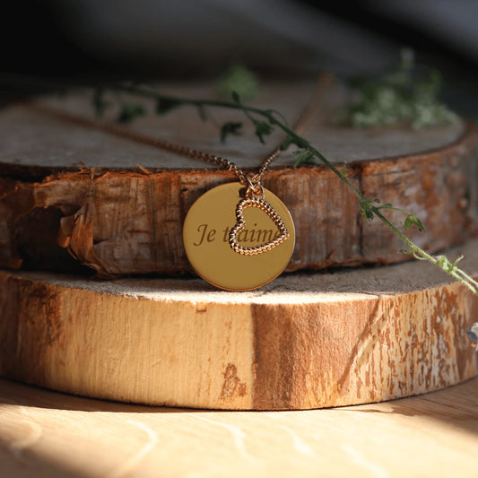 Collier plaqué or avec pendentif gravé 'Je t'aime' sur une planche de bois, idéal pour un cadeau personnalisé.