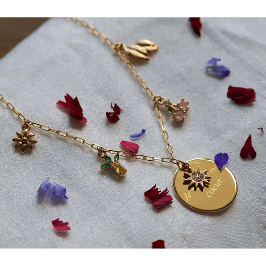 Collier plaqué or "L'aube" avec médaillon personnalisable et charms soleil, chaîne 40 cm élégante.