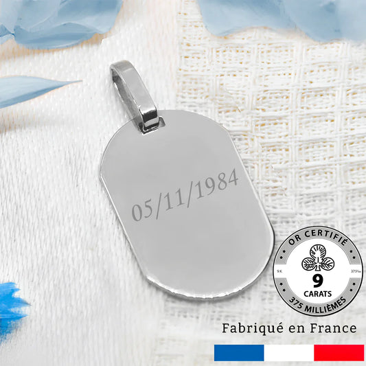 Médaille en or gris 9 carats gravée avec date, fabriquée en France, élégante et personnalisable.
