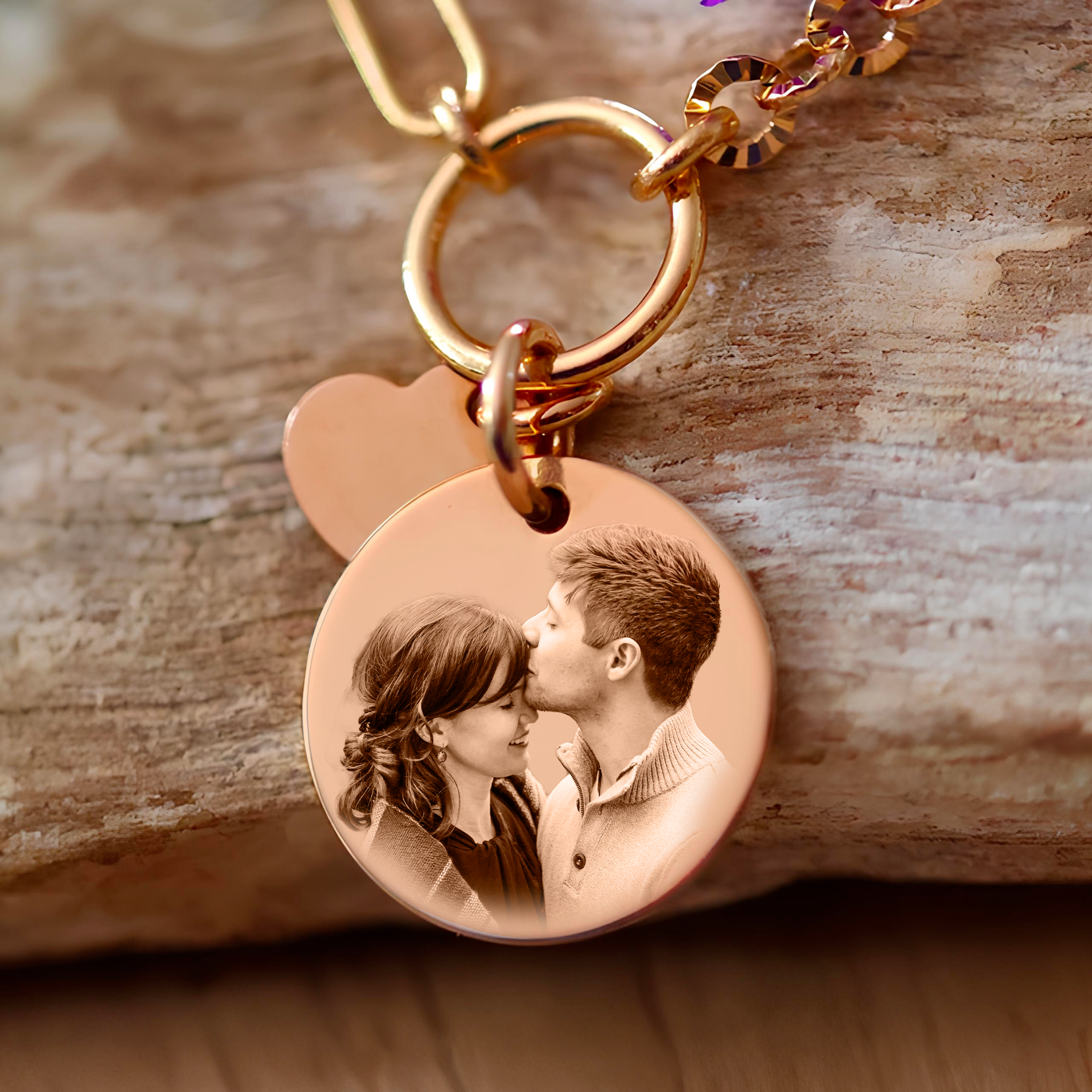 Bracelet rond plaqué or avec un cœur gravé avec une photo