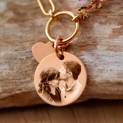 Gold-plated round bracelet with a heart engraved with a photo