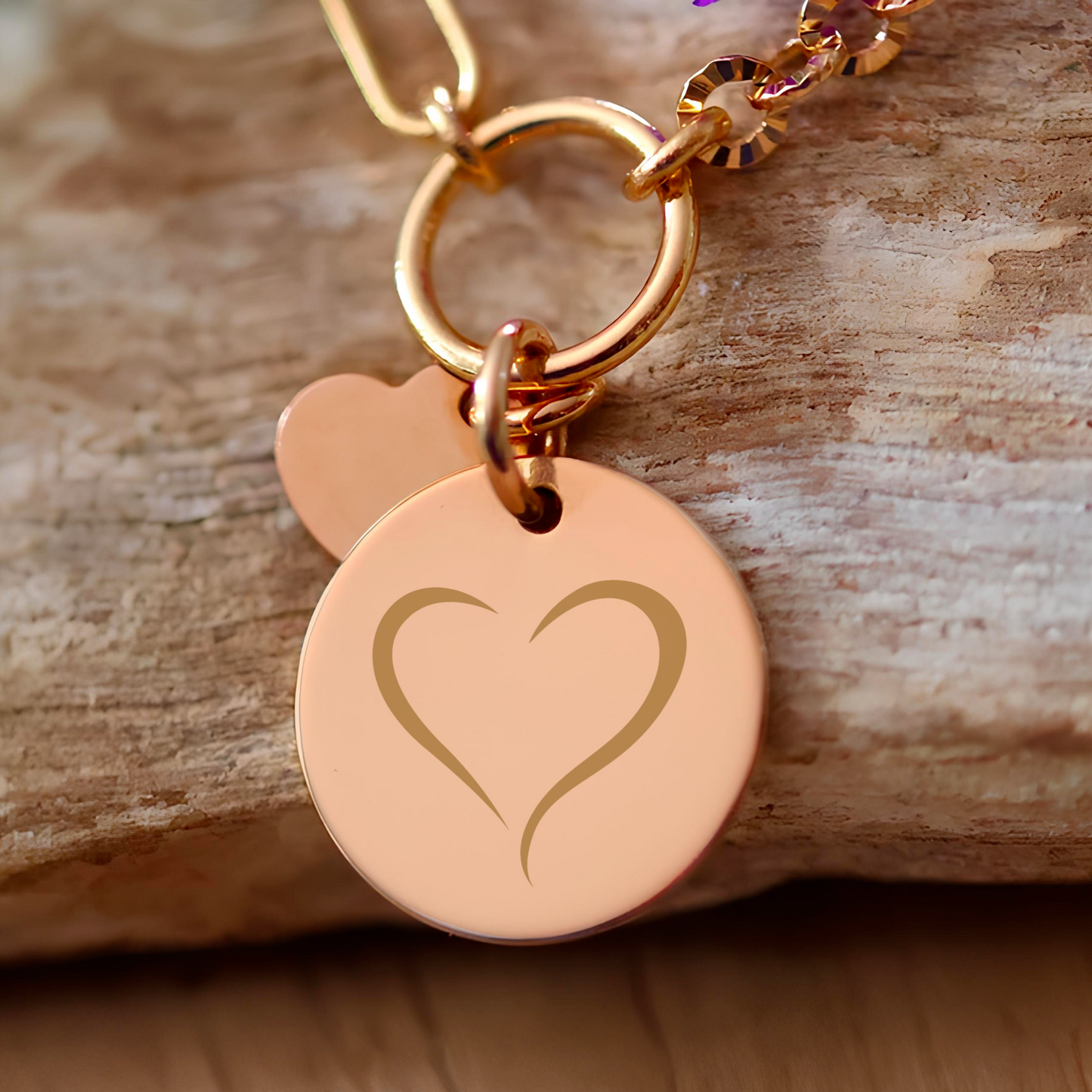 Pulsera redonda bañada en oro con un corazón grabado con un motivo