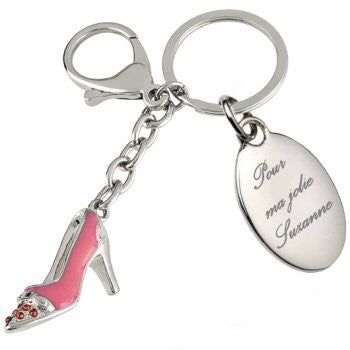 Porte clefs chaussure femme gravé avec un texte.