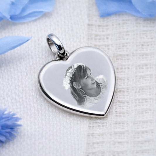 Petit cœur bombé en argent gravé avec une photo