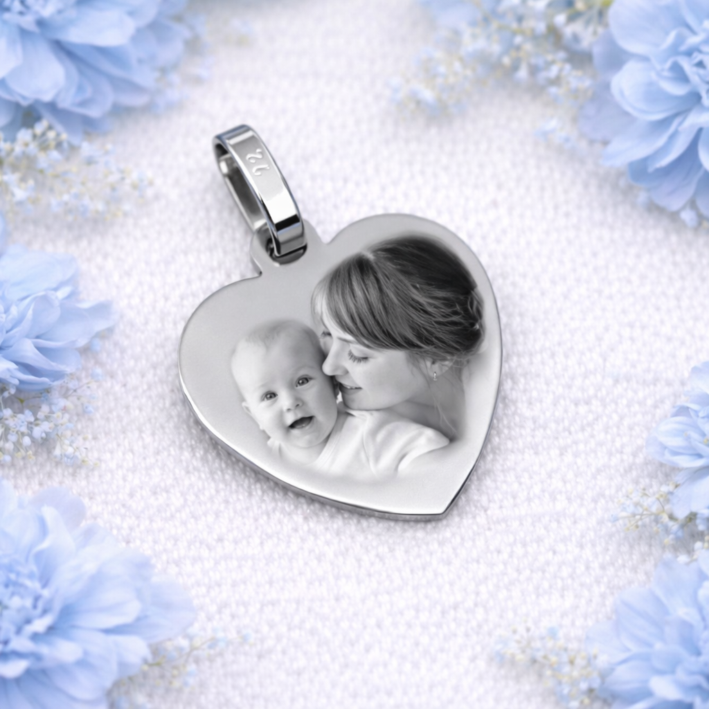 Cœur en argent personnalisable avec photo gravée, bijou personnalisé élégant et cadeau unique.