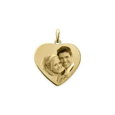 Pendentif cœur personnalisé en or GravurePhoto avec photo gravée d’un couple souriant