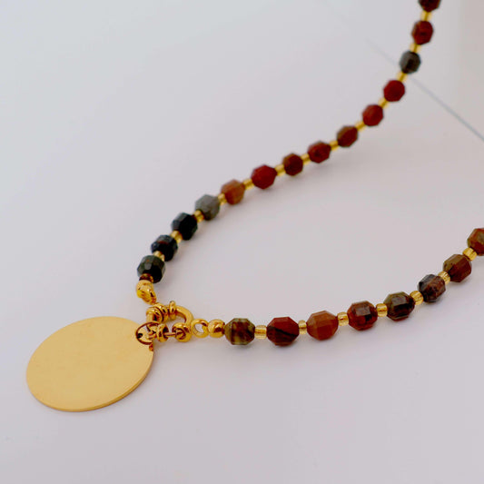 Collier perles d'automne avec médaille gravée en acier inoxydable, bijou fait main en France, pendentif personnalisé.