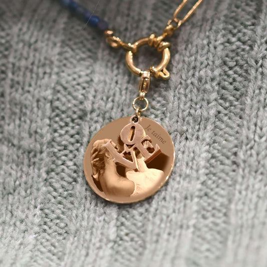 Médaillon personnalisable en acier inoxydable sur un collier, gravé avec 'Je t'aime'.